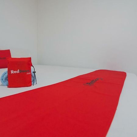 Hotel Reddoorz Near Gajah Mada Pontianak Esterno foto