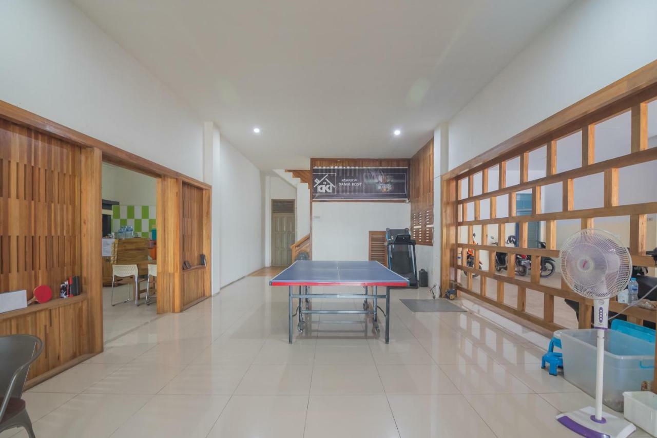 Hotel Reddoorz Near Gajah Mada Pontianak Esterno foto