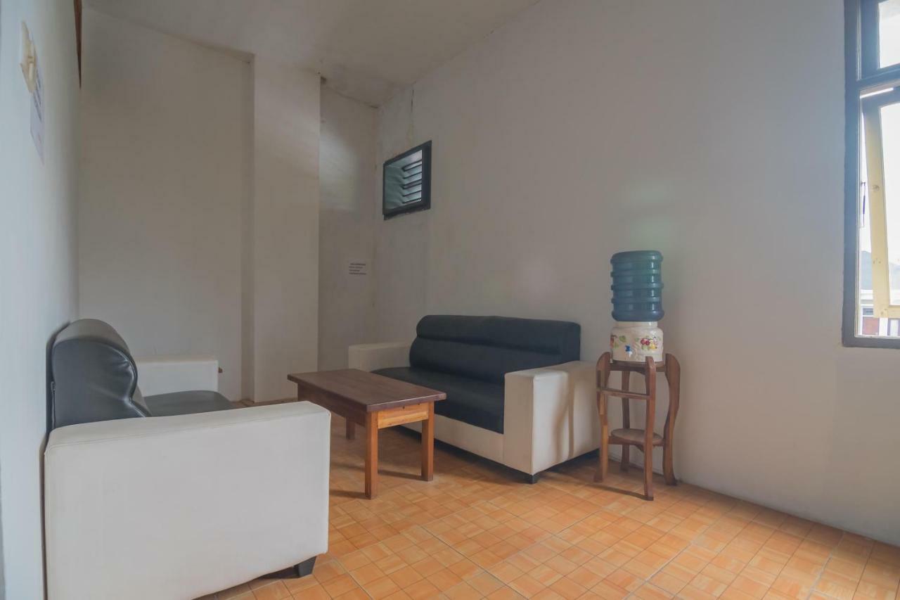 Hotel Reddoorz Near Gajah Mada Pontianak Esterno foto
