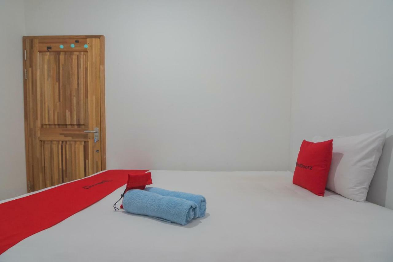 Hotel Reddoorz Near Gajah Mada Pontianak Esterno foto