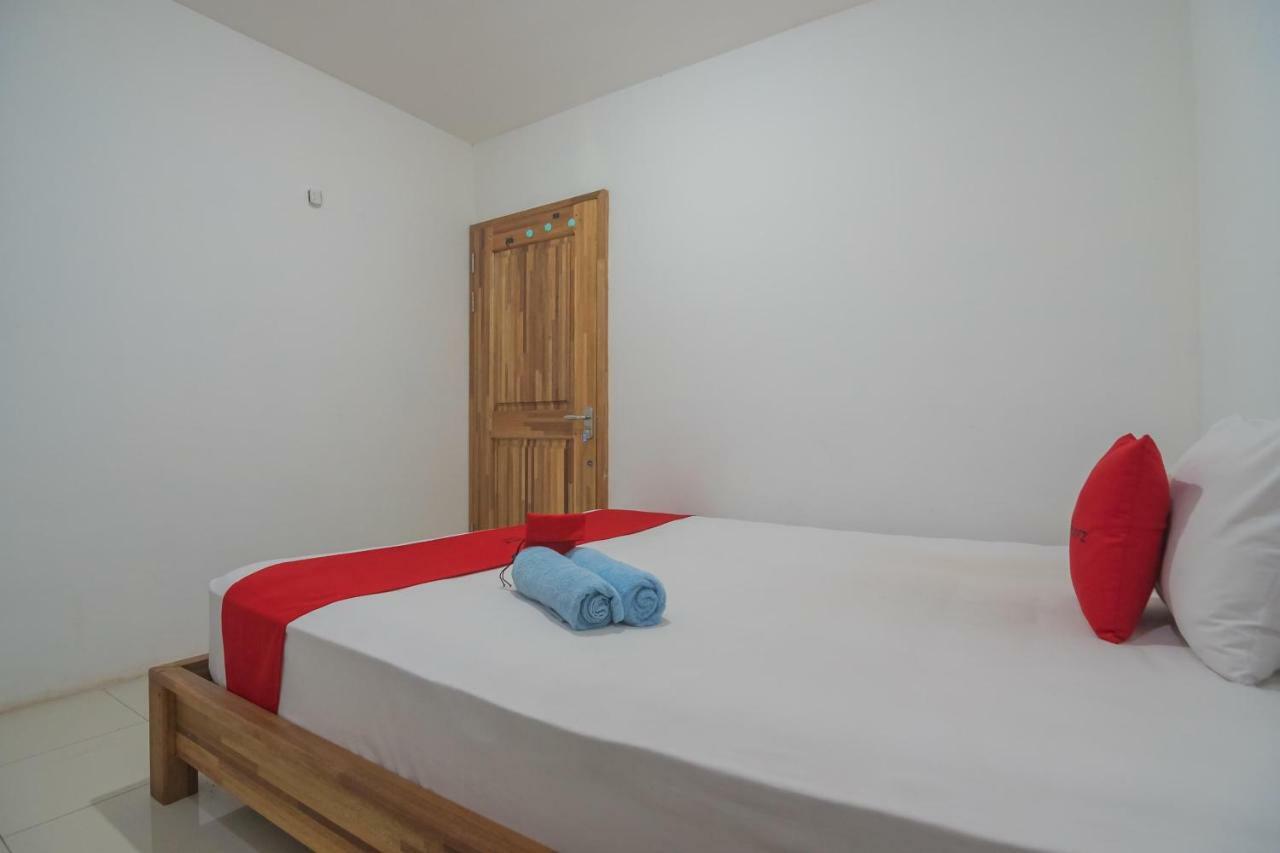Hotel Reddoorz Near Gajah Mada Pontianak Esterno foto