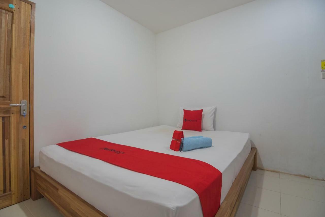 Hotel Reddoorz Near Gajah Mada Pontianak Esterno foto