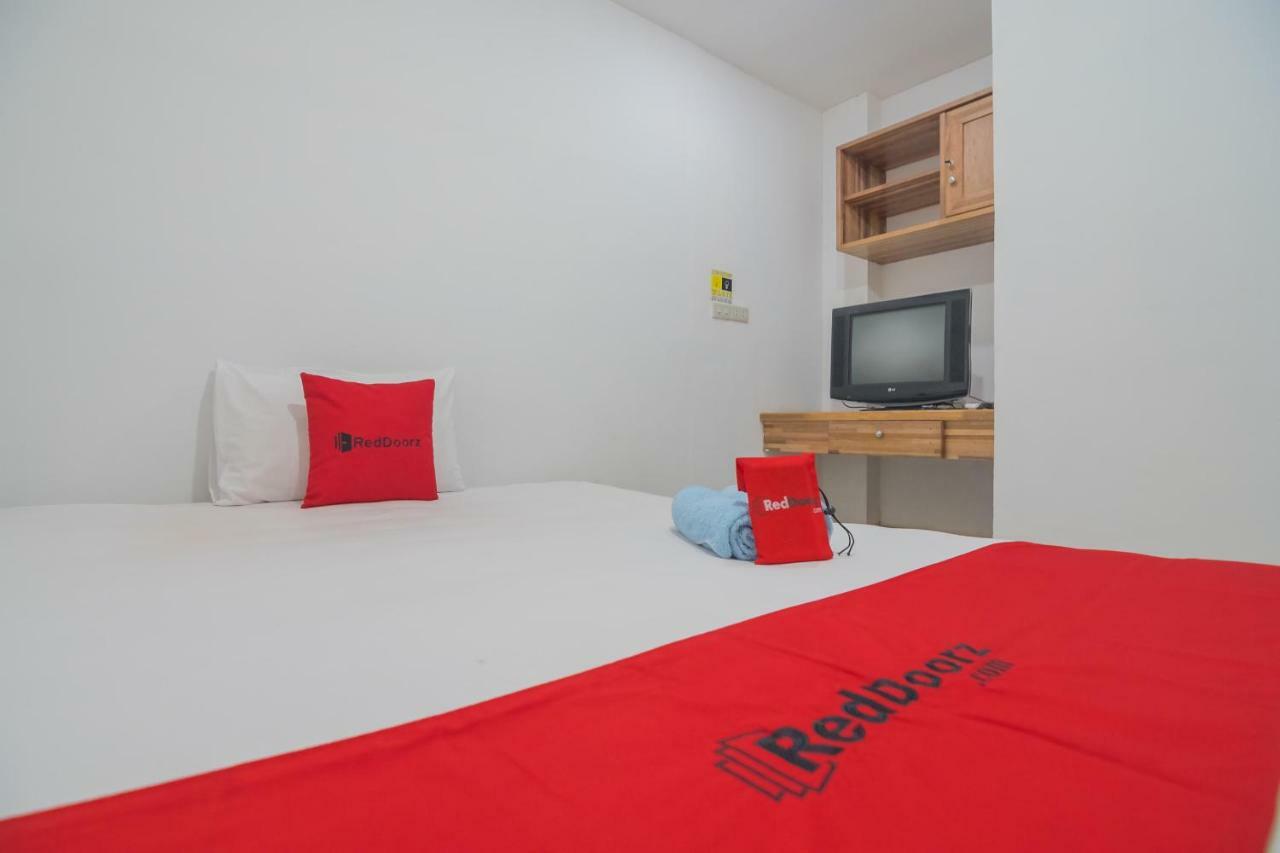 Hotel Reddoorz Near Gajah Mada Pontianak Esterno foto