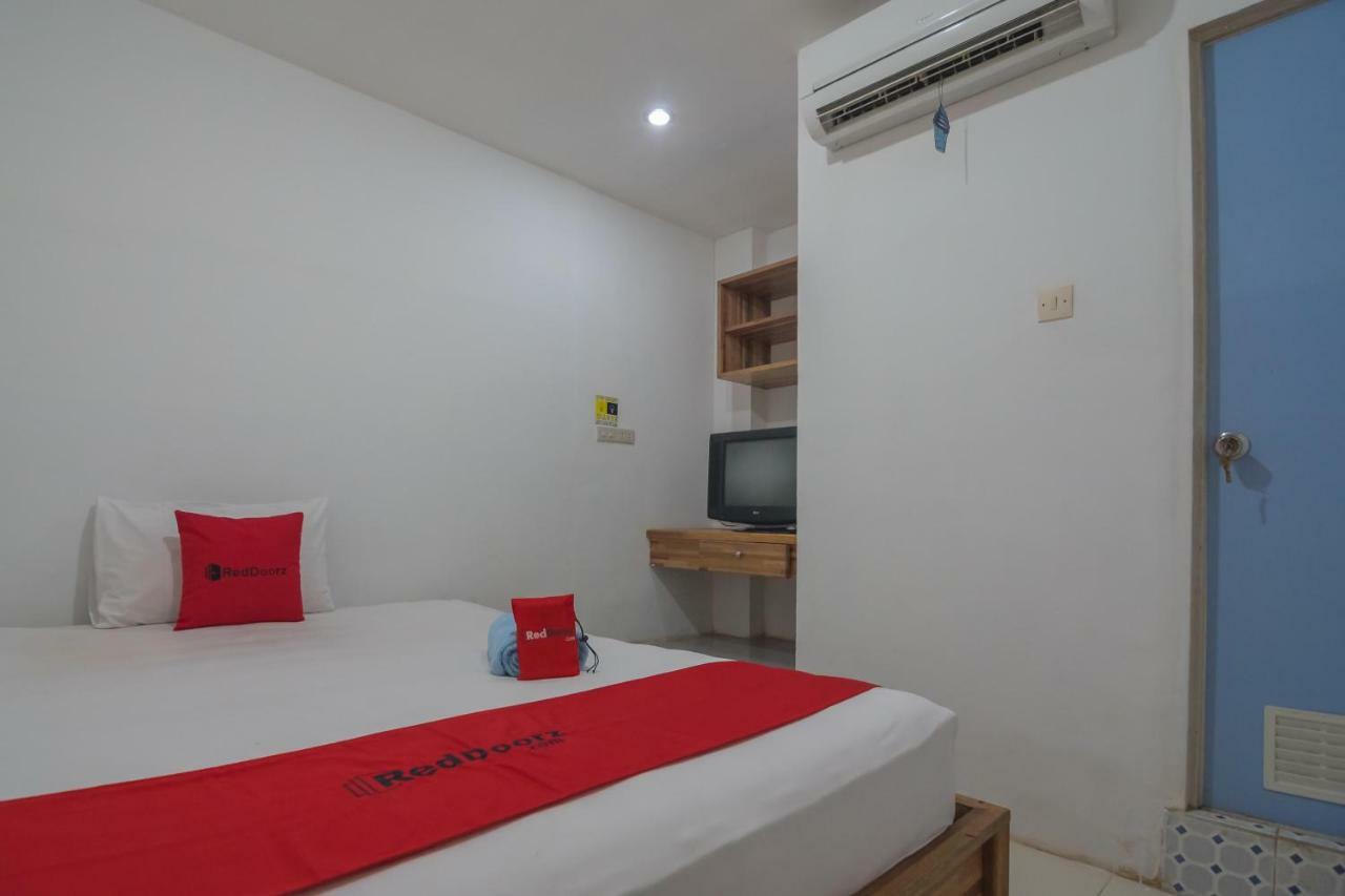 Hotel Reddoorz Near Gajah Mada Pontianak Esterno foto